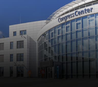 Ein modernes Kongresszentrum mit Glasfassade und dem Schriftzug "CongressCenter".